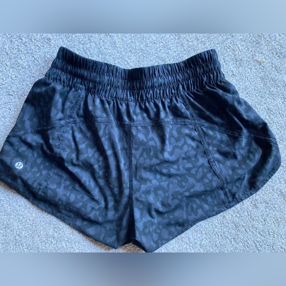 Lululemon - Tracker Short - Size 8 - Picture 2 of 3